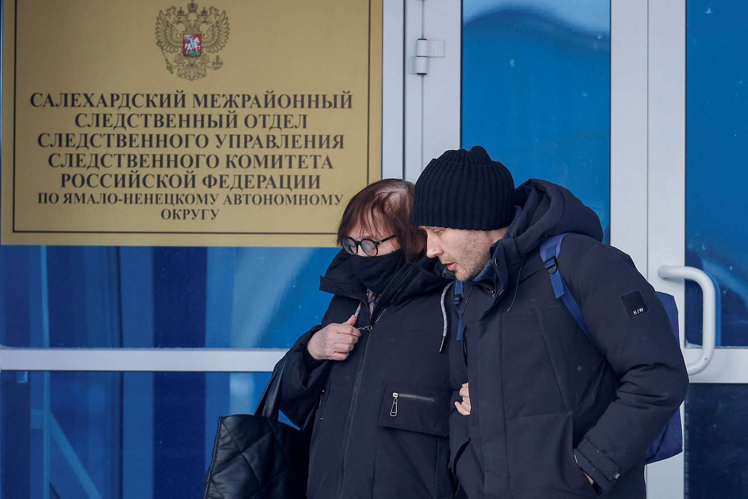 Navalnaya, madre del fallecido líder de la oposición rusa Alexei Navalny, y su abogado Alexei Tsvetkov, al salir de una oficina del departamento regional del Comité de Investigación en Salekhard.