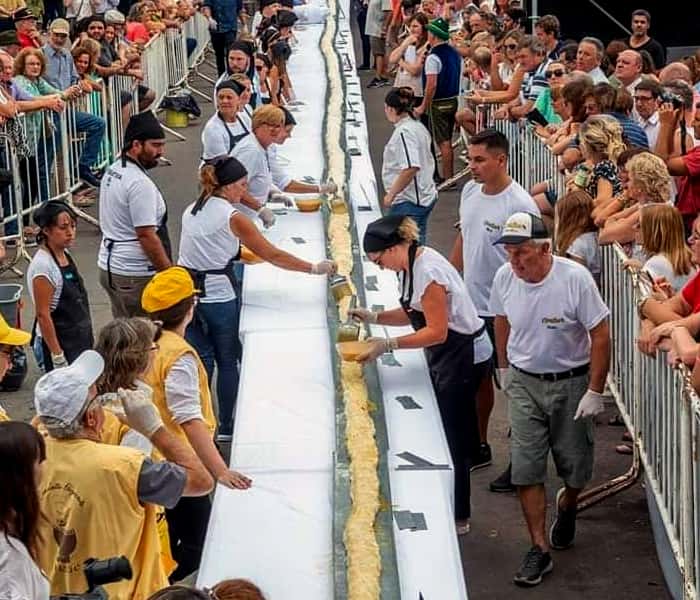 Casi cien personas trabajan juntas y logran unir 70 metros de masa.