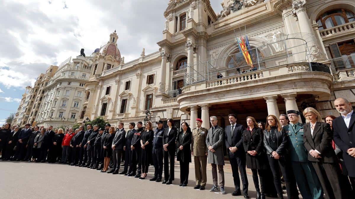 La alcaldesa de la ciudad, María José Catalá, encabezó el tributo a las víctimas del incendio de los edificios de Valencia.
