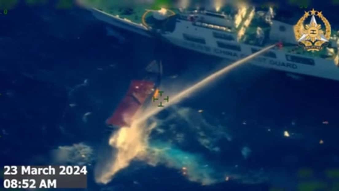 Un barco de la Guardia Costera de China desplegó cañones de agua contra un barco civil.
