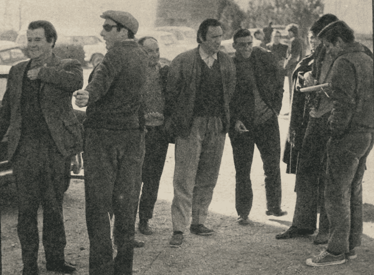 Dinelli, de pie en el centro con camisa. A su lado, los sacerdotes Carlos Mugica y Luis Farinello, entre otros. Carlos Paz, 1971.