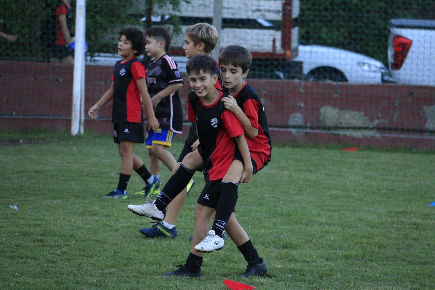 Formación y diversión: comenzó la temporada de escuelas deportivas en el Club Independiente