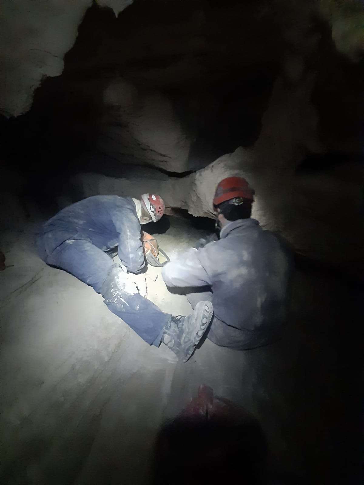 Integrantes de la subcomisión de Espeleología del Centro de Montaña de Tandil, en plena expedición que permitió dar con la cueva de túneles de arcilla más grande del mundo.