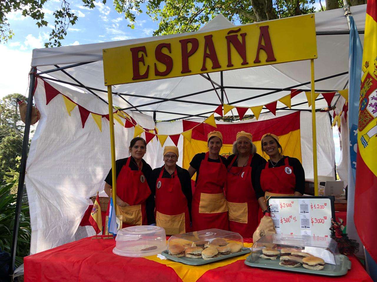 Cada colectividad participó de la Feria con un stand de comidas típicas.