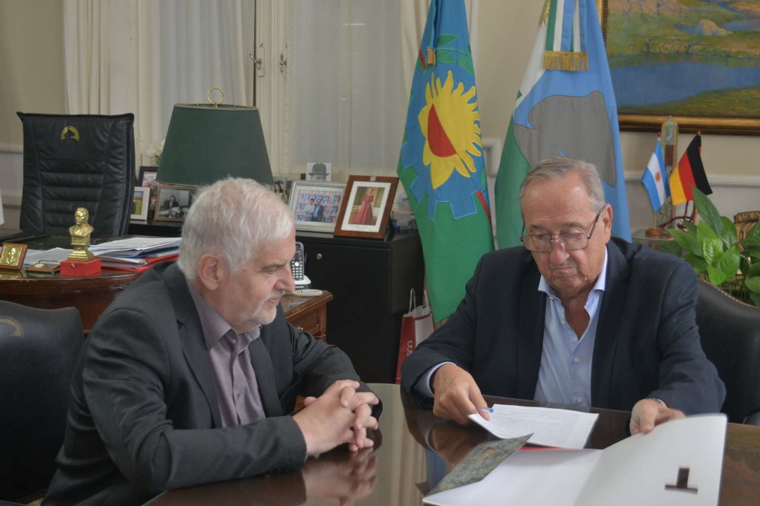 El secretario de Bioeconomía de la Nación, Fernando Vilella, y el intendente Miguel Lunghi, en la firma del acta de intención.