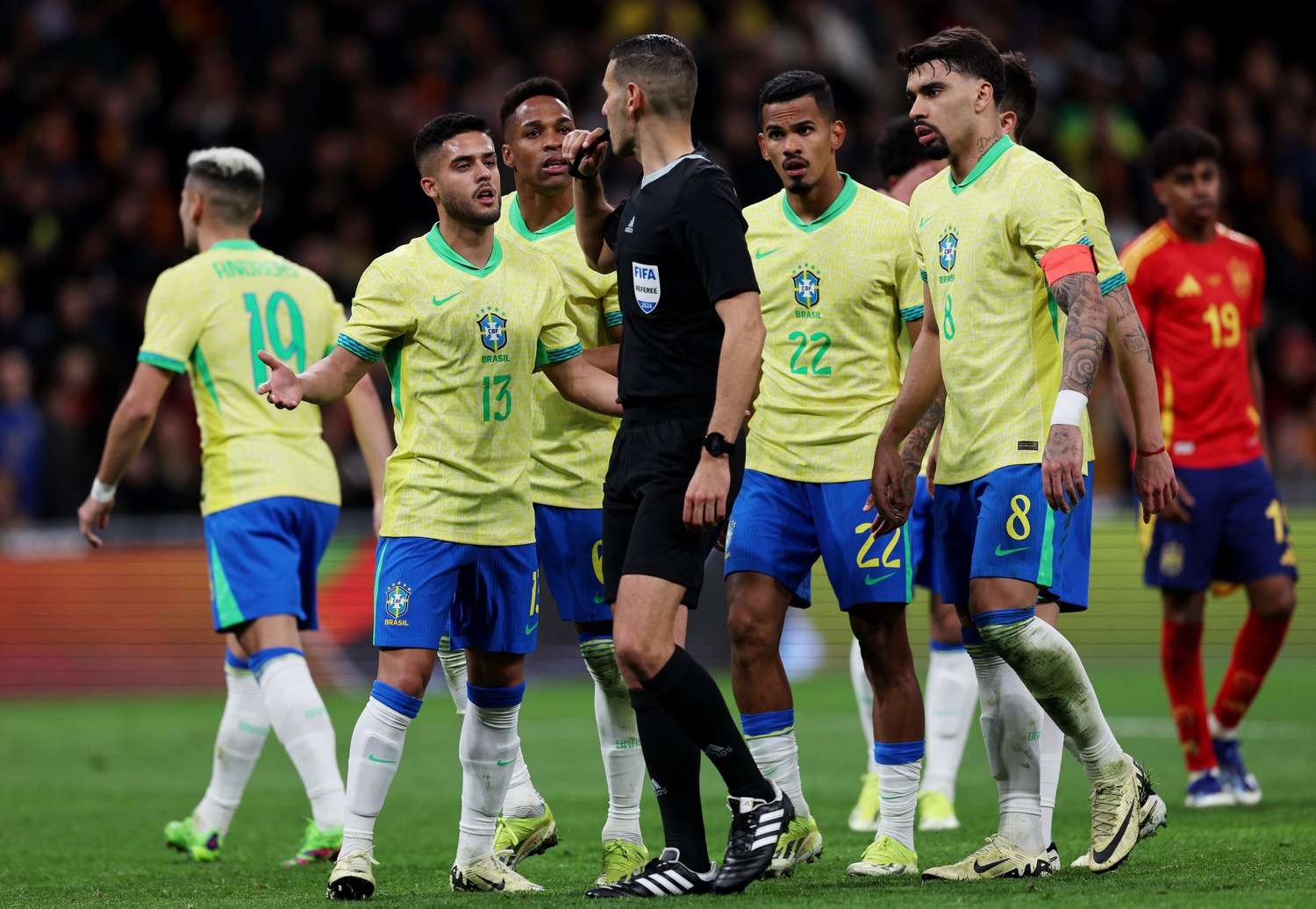 Brasil rescató un empate en el final frente a España