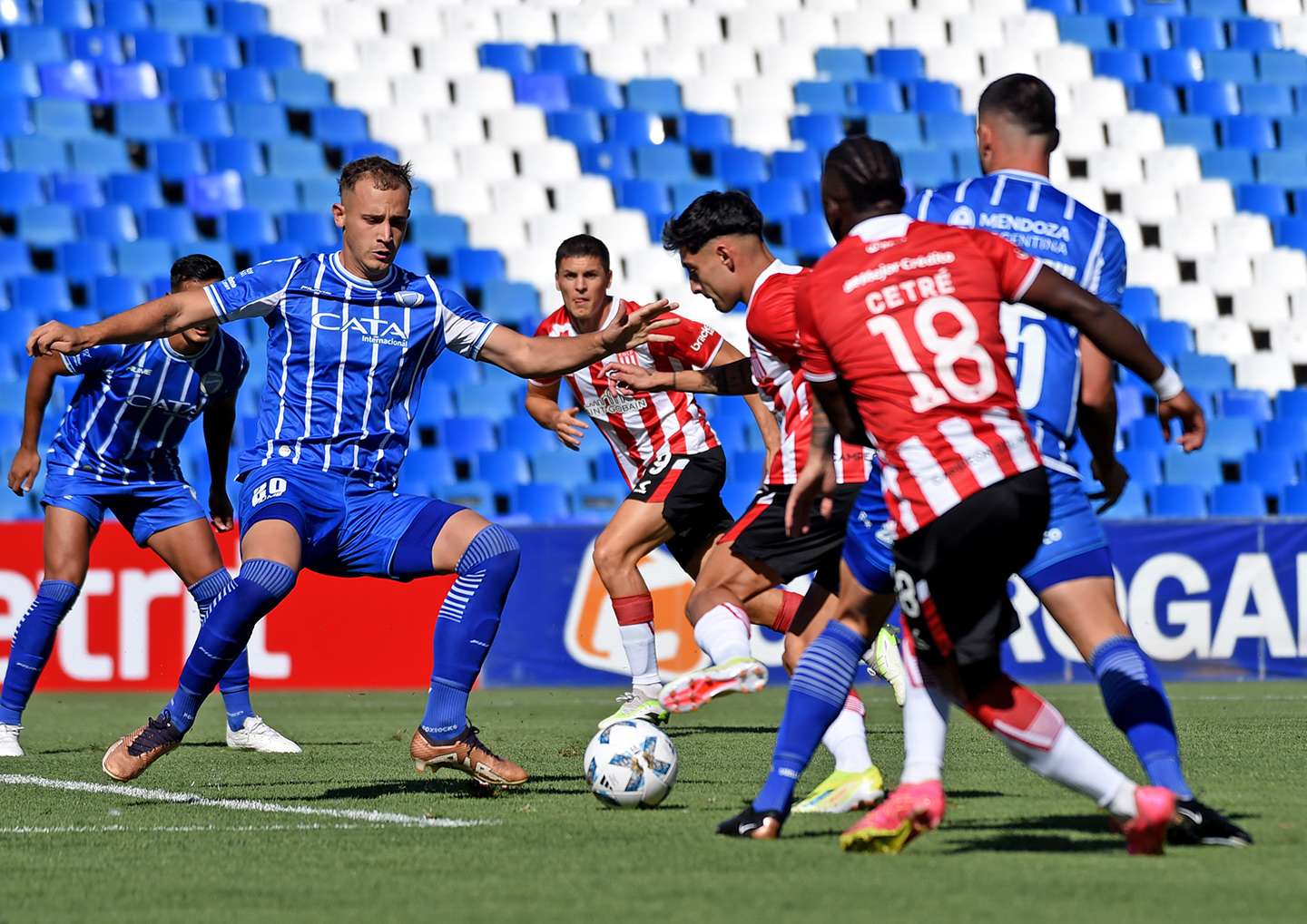 Estudiantes se hizo fuerte y dejó sin invicto a Godoy Cruz