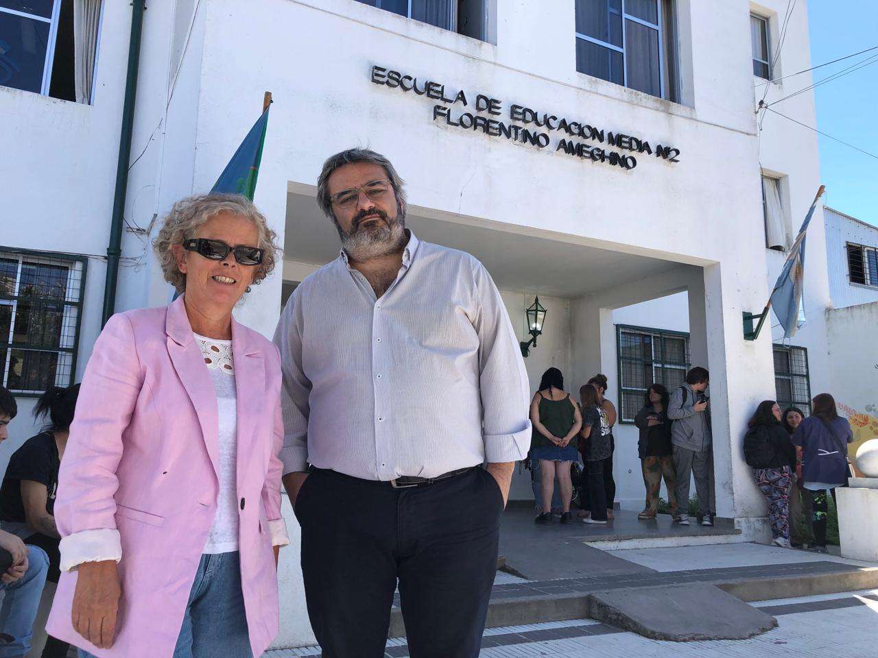 La jefa distrital Daniela Urdampilleta junto al director de Educación Secundaria Provincial Gustavo Galli.