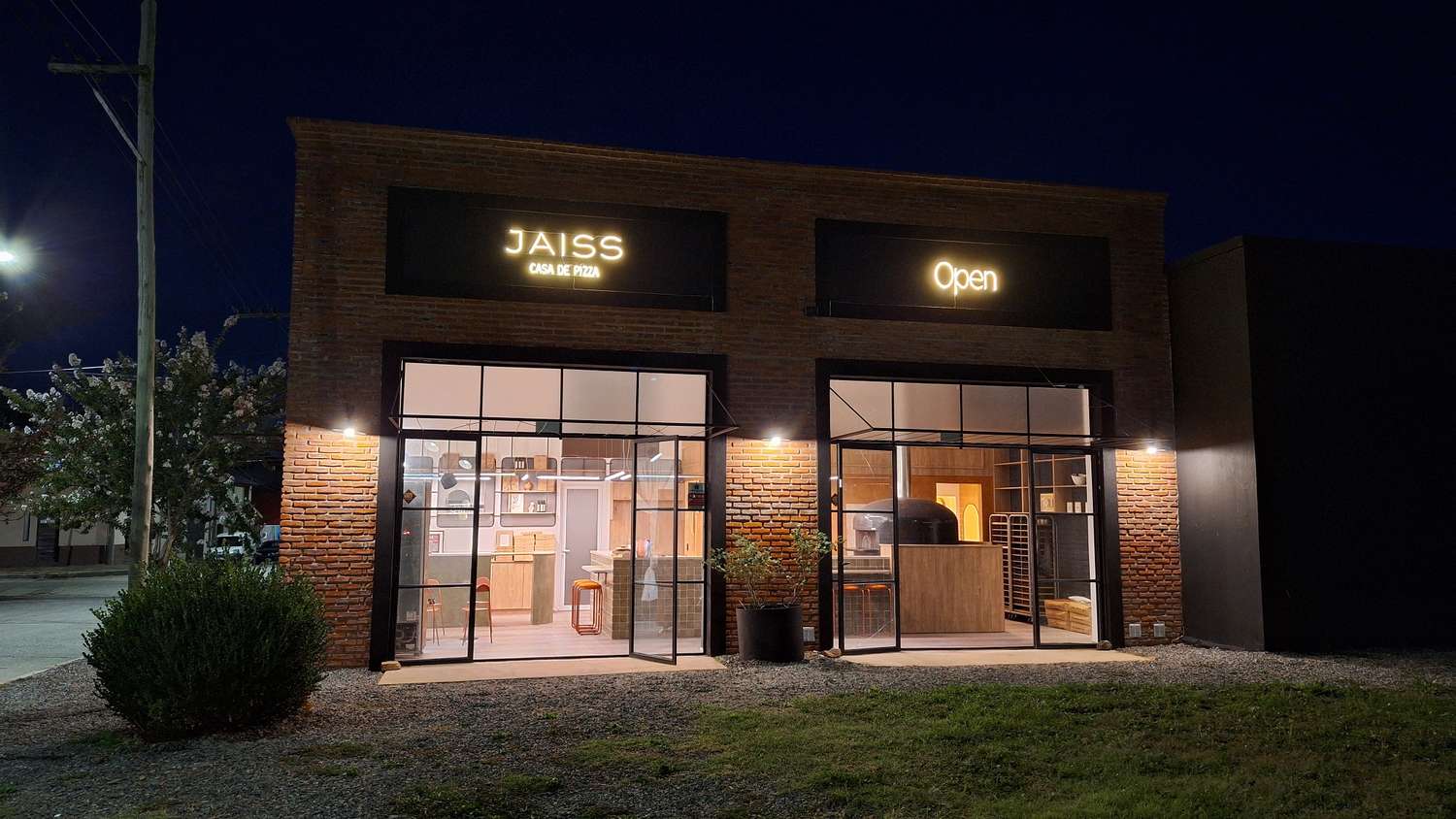Jais Pizza cuenta con un bellísimo local ubicado en Juncal 595, a pocos metros de Avellaneda y en pleno camino hacia el Lago del Fuerte.