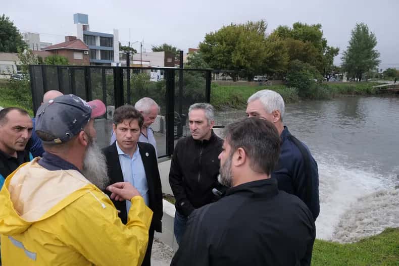 Kicillof tenía previsto viajar este miércoles a Luján y Las Heras pero frenó esas recorridas para priorizar la respuesta a la emergencia en los distritos más afectados por la tormenta.