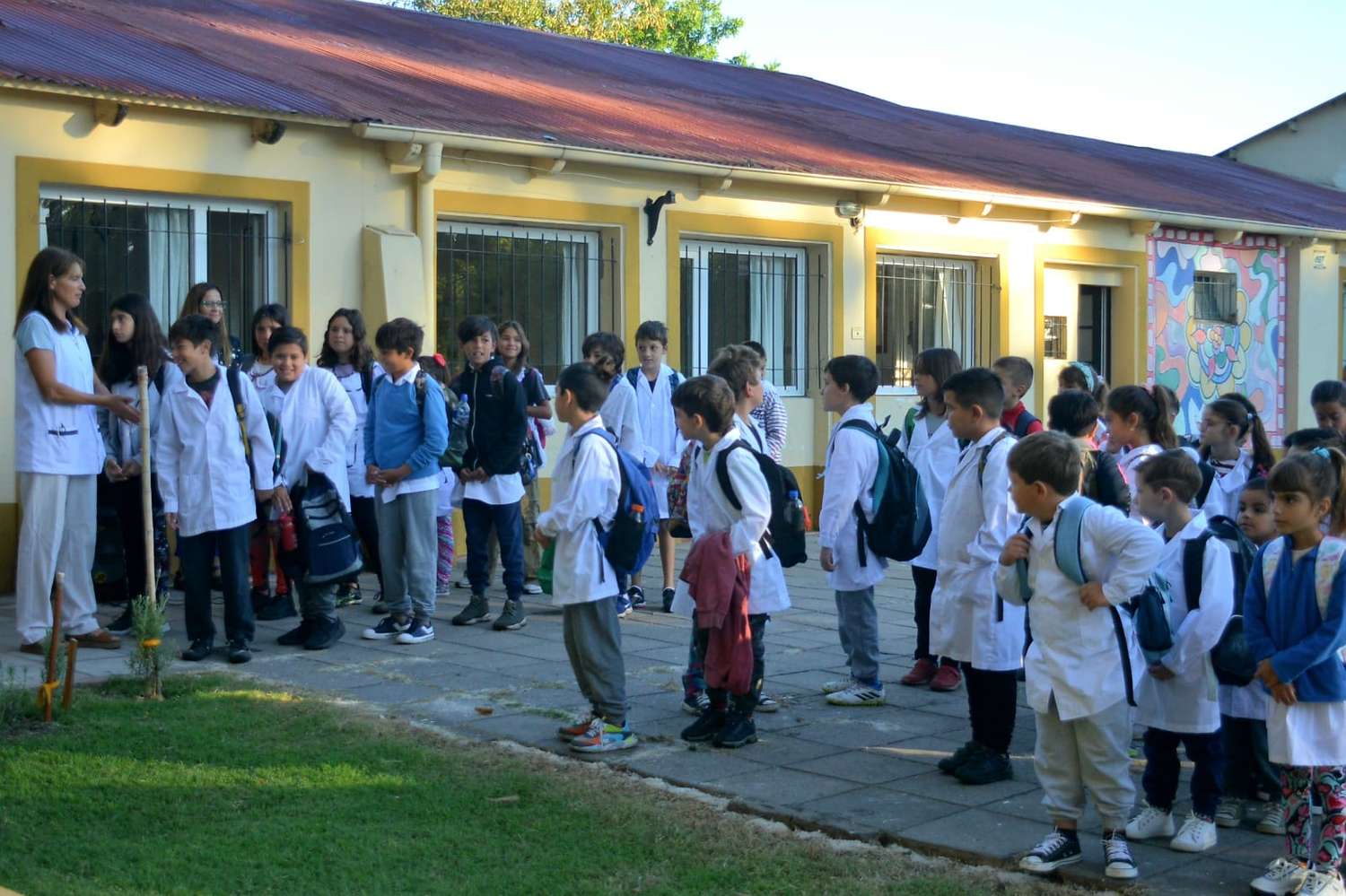 Lunghi participó del acto de apertura de ciclo lectivo en una escuela de La Porteña