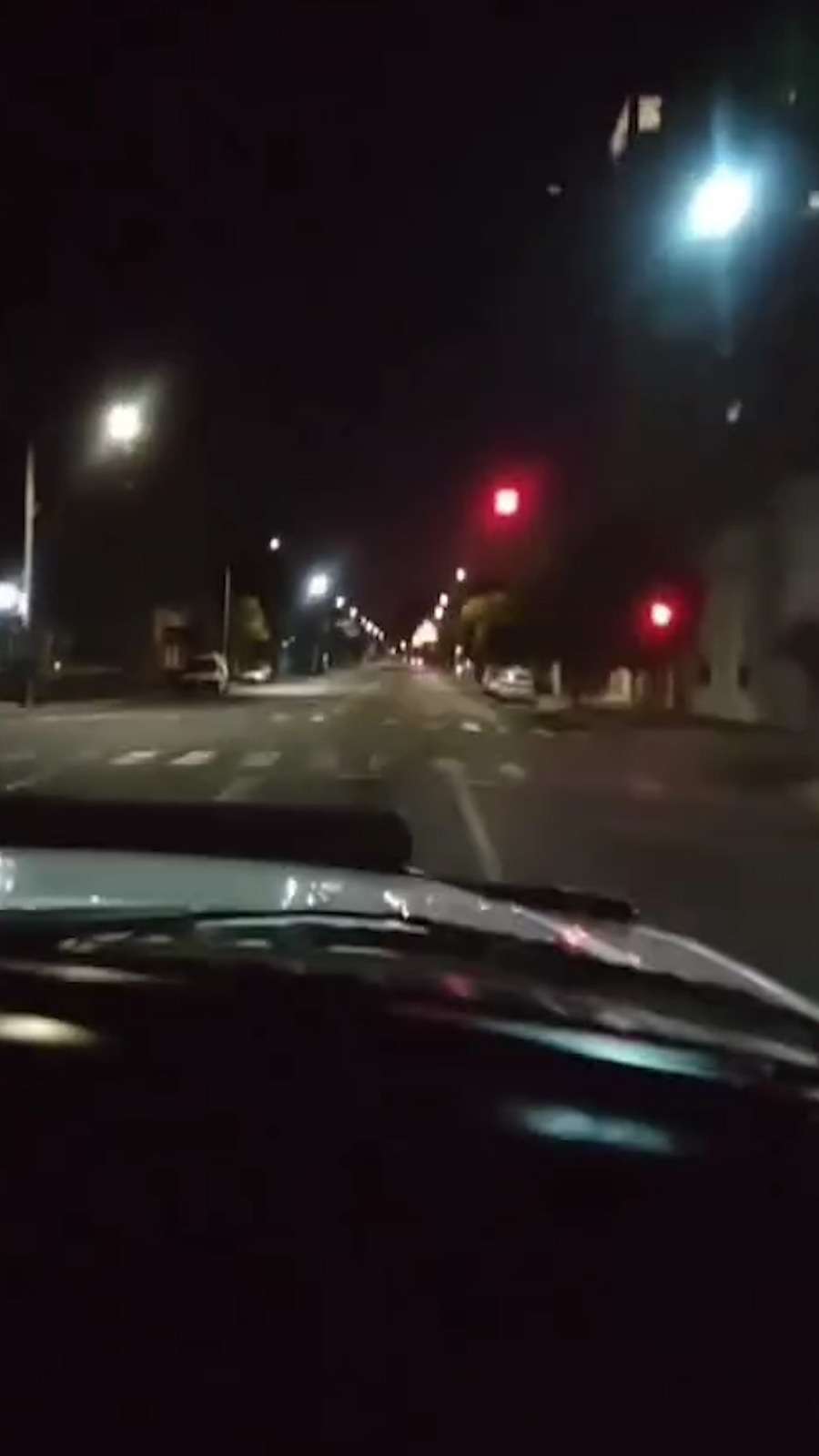 Una toma del video de la picada, desde la camioneta blanca.