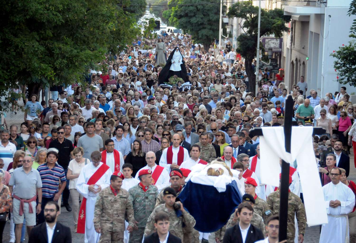 Cientos de creyentes manifestaron su fe en la Procesión del Viernes Santo