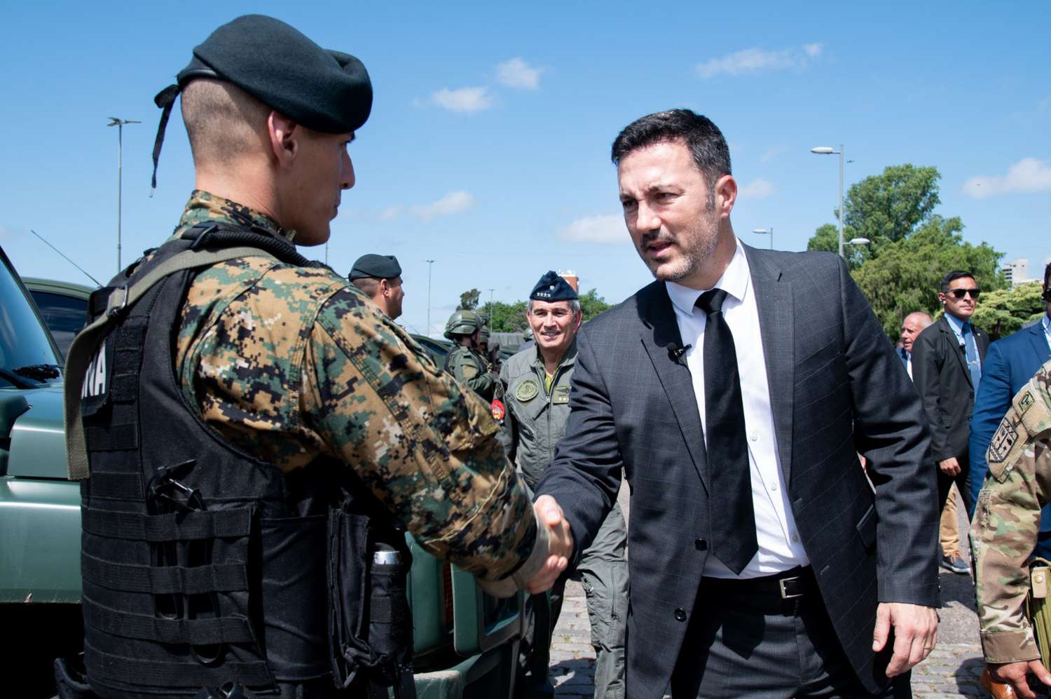El ministro de Defensa, Luis Petri, saludó a las tropas en Rosario.