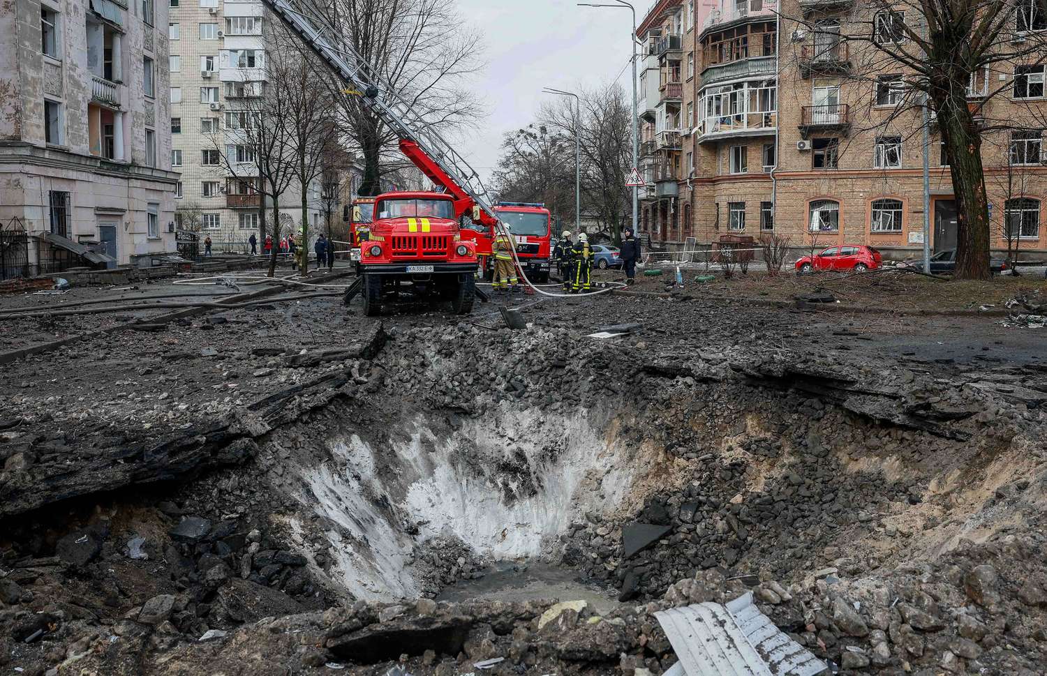 Los rescatistas trabajan en un edificio dañado durante un ataque con misiles rusos, en Kiev.