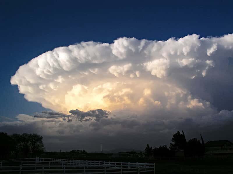 La supercelda es un tipo de tormenta caracterizada por su prolongada duración y su estructura rotativa.