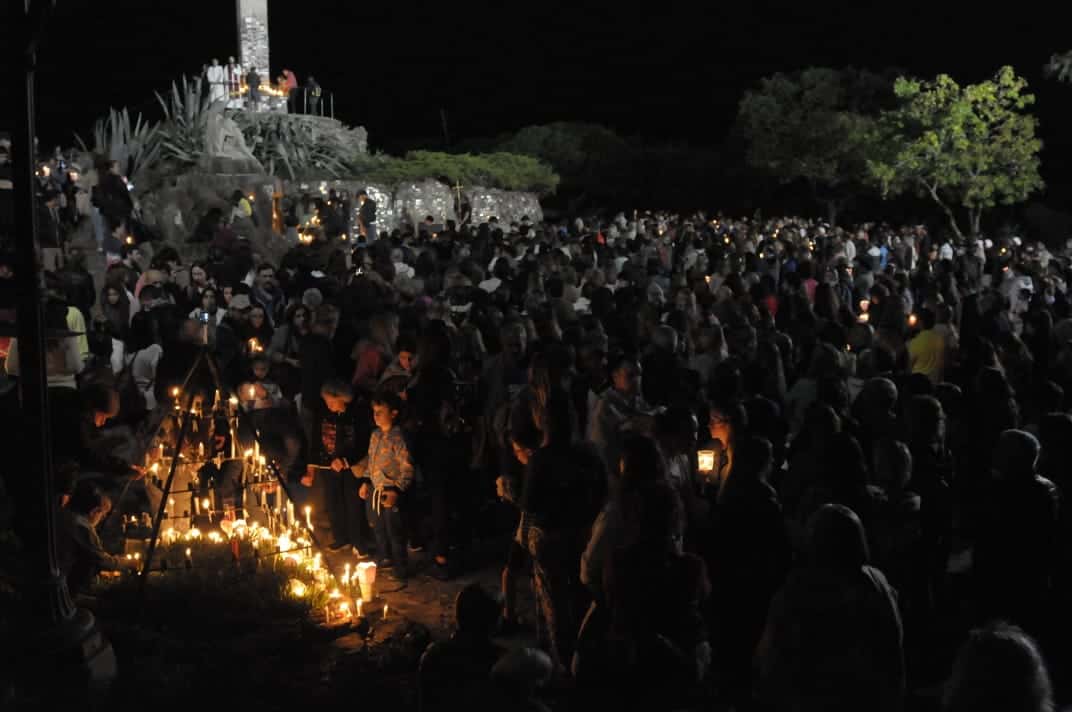 Bajo la luz de las antorchas, las familias tandilenses realizaron el Vía Crucis