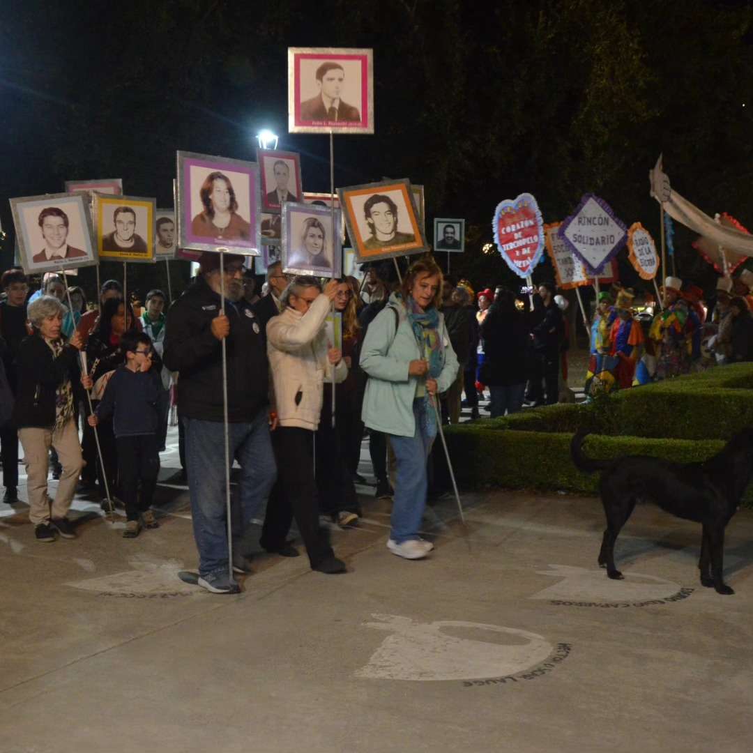 En un nuevo aniversario del Día de la Memoria, realizaron la vigilia en la Plaza Independencia