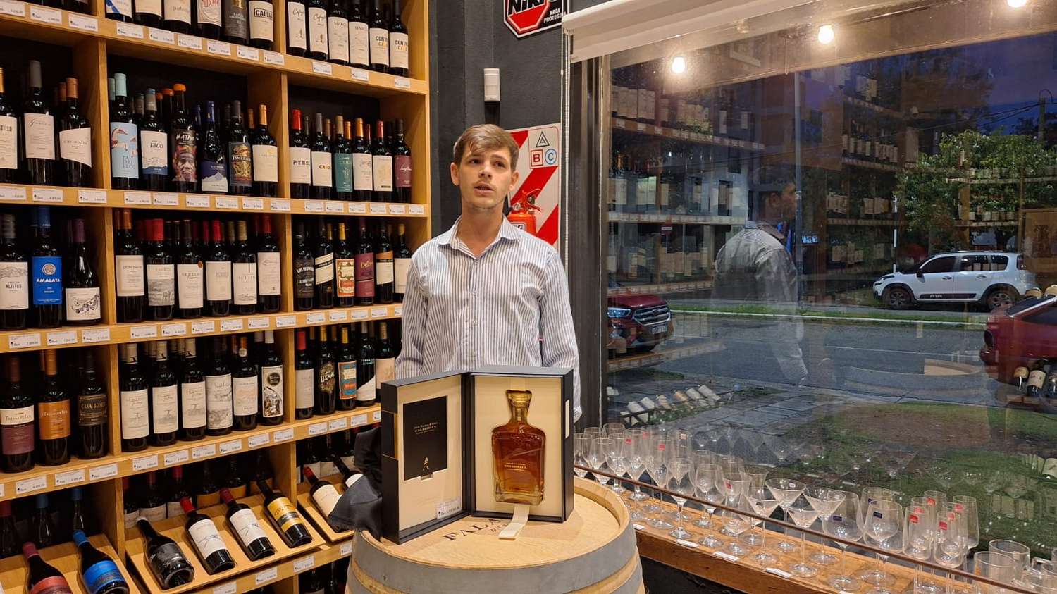 Vinoteca Black presentó el whisky más caro de Tandil, una edición limitada de John Walkers