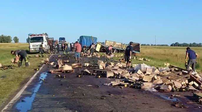 Accidente en ruta 226: camión con botellas de vino vuelca en Olavarría