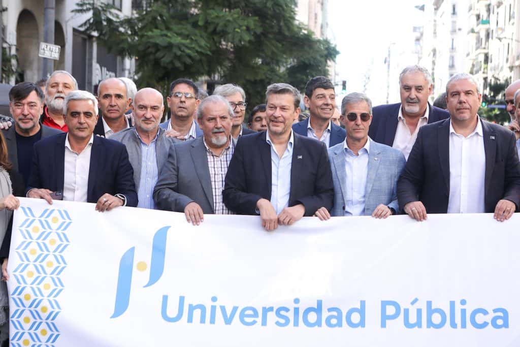 El rector de la Unicen, Marcelo Aba, junto a sus pares de otras universidades nacionales, durante la marcha central en Capital Federal.