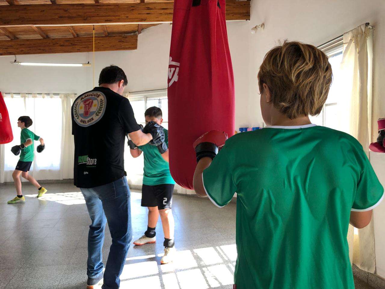 Deporte con un fin social: Amigos del Box abrió una escuela de boxeo en el Club La Movediza