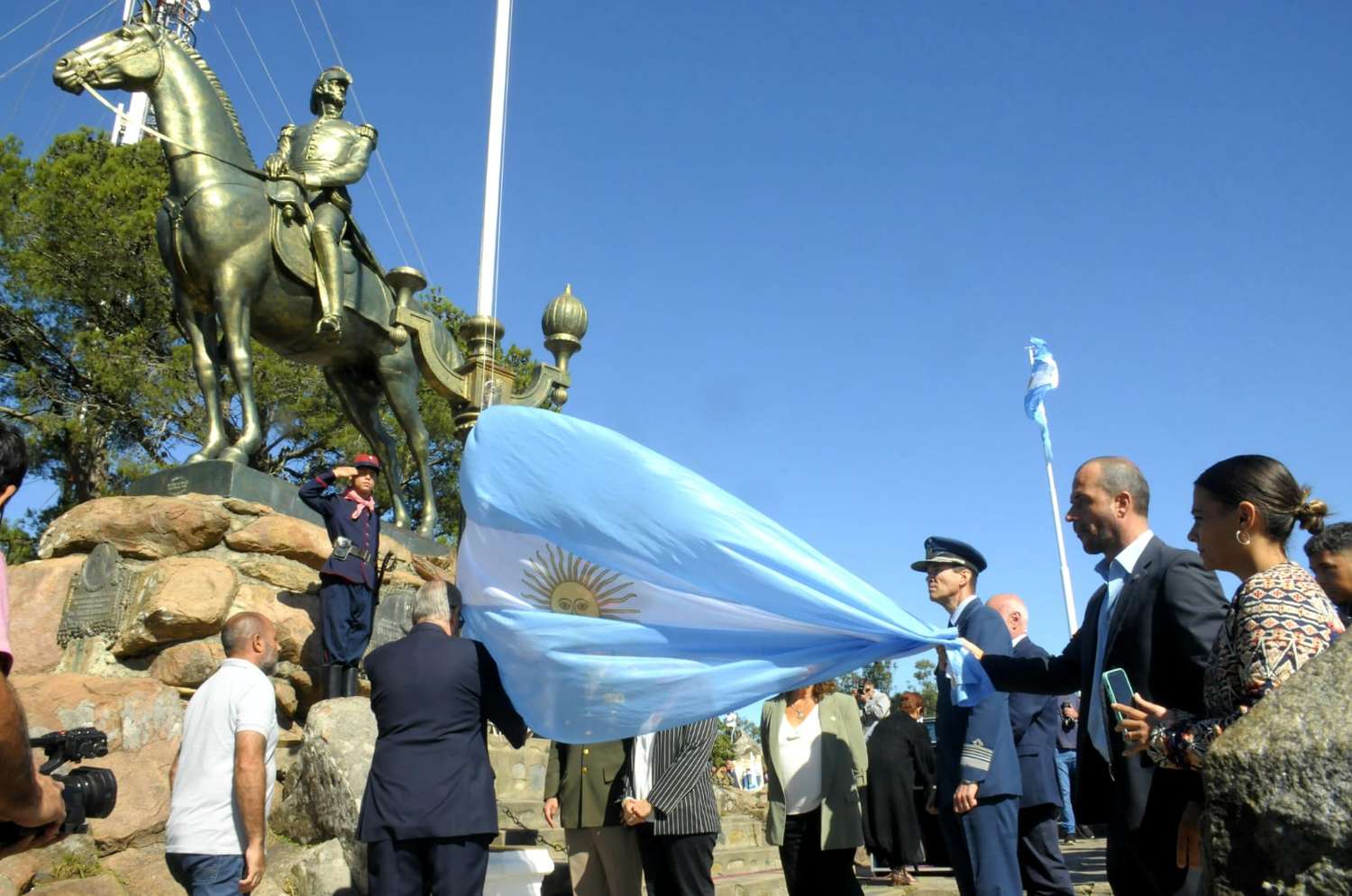 Junto a la estatua del fundador Martín Rodríguez se llevó a cabo el acto protocolar por el 201er aniversario de la ciudad.