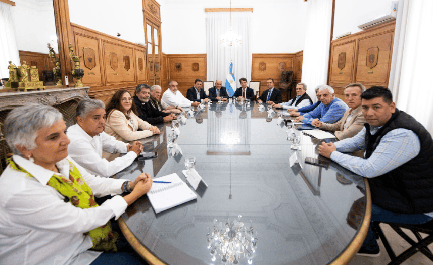 La reunión comenzó cerca de las 16.30 y se dirigieron directamente al despacho del ministro de Interior, Guillermo Francos, donde también estaba el jefe de Gabinete, Nicolás Posse.