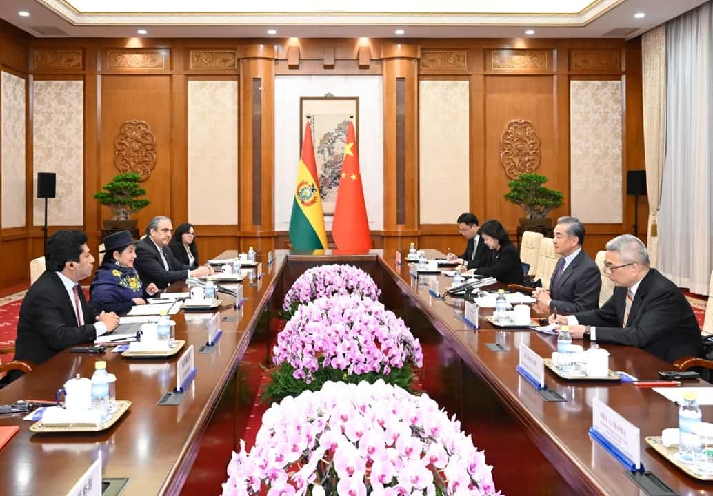 El ministro de Relaciones Exteriores chino, Wang Yi, recibió a la ministra de Relaciones Exteriores de Bolivia, Celinda Sosa Lunda.