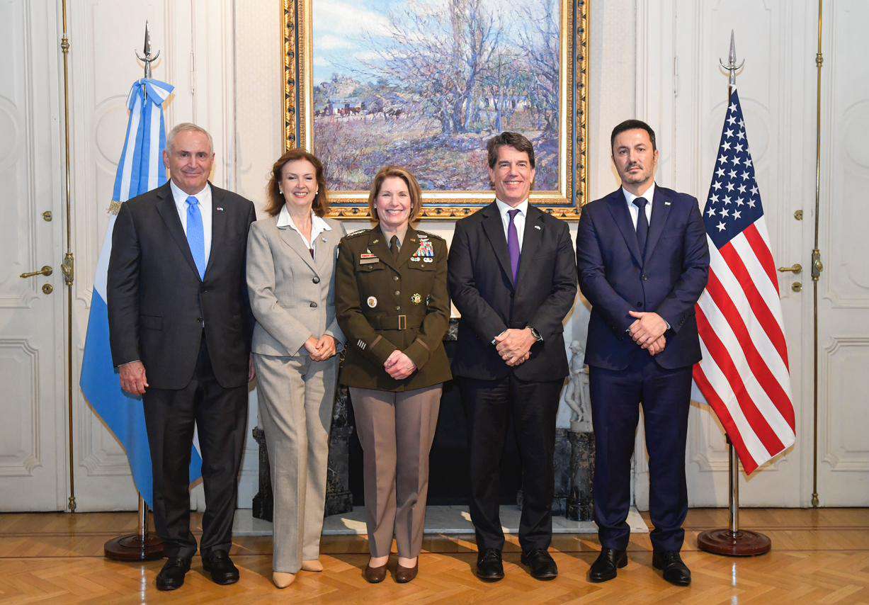 La jefa del Comando Sur de Estados Unidos se reunió con el jefe de gabinete