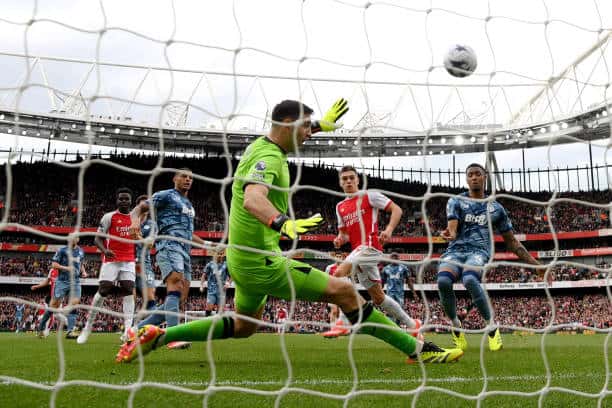 “Dibu” Martínez fue figura en la victoria sobre Arsenal