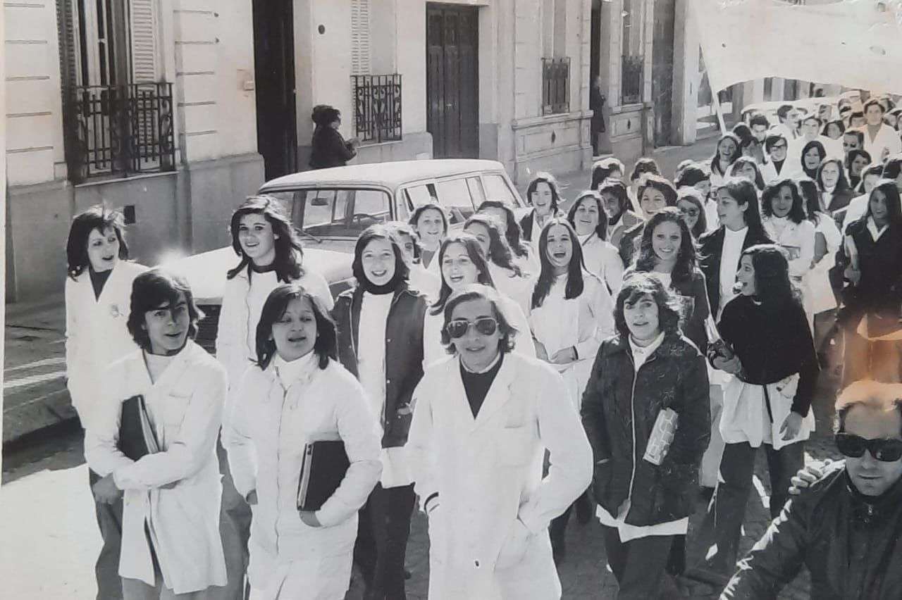 Diana Zeballos -mirando a cámara, segunda en la segunda fila- marchando hace 50 años junto a sus compañeros de la Escuela Normal en defensa de la Universidad.