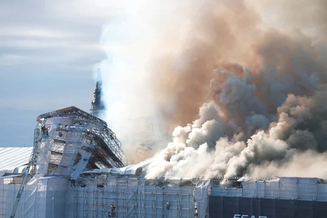 El fuego arrasó la Antigua Bolsa de Copenhague.