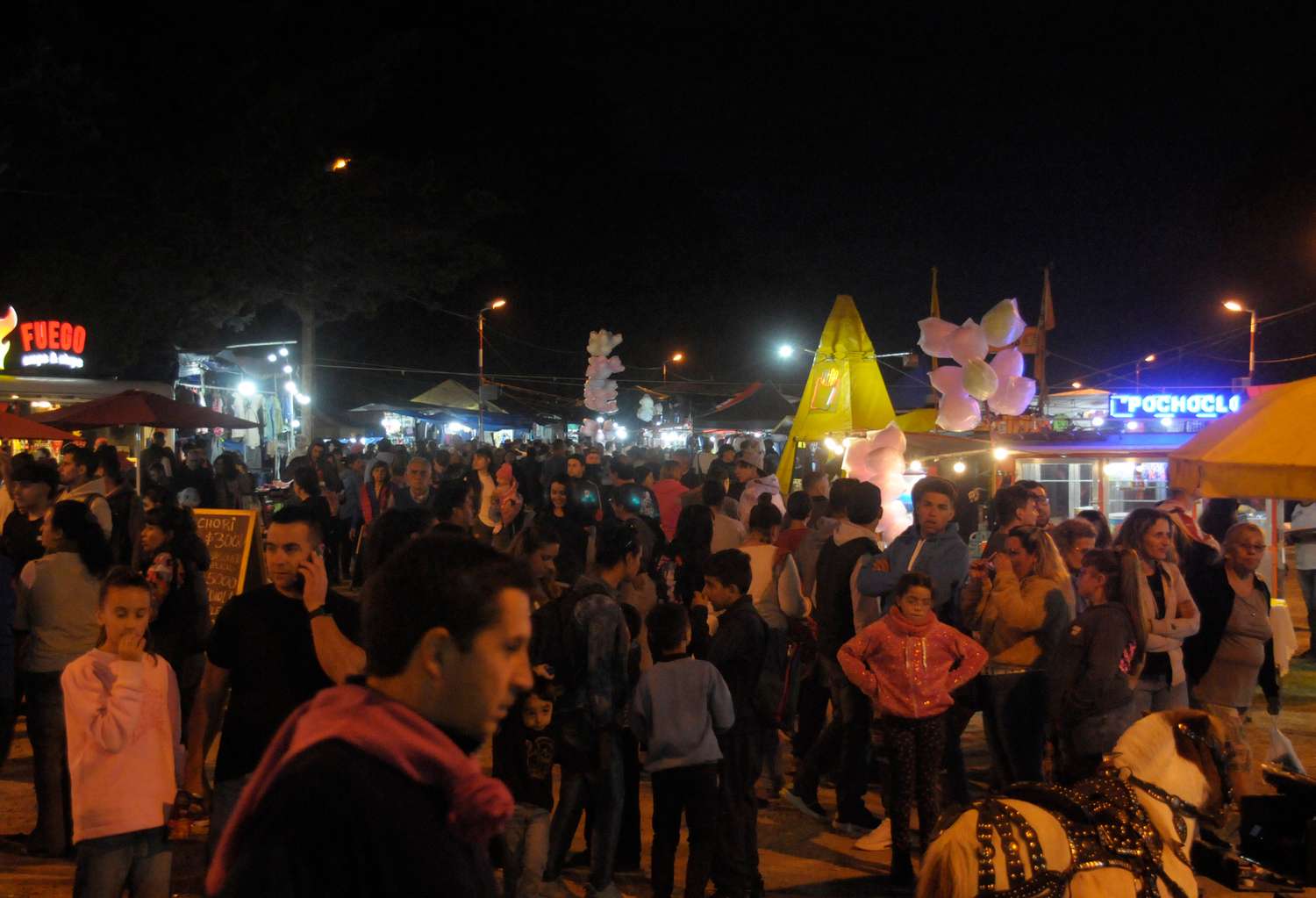 La Feria Mercantil contó con mucha cantidad de público en todas las jornadas.