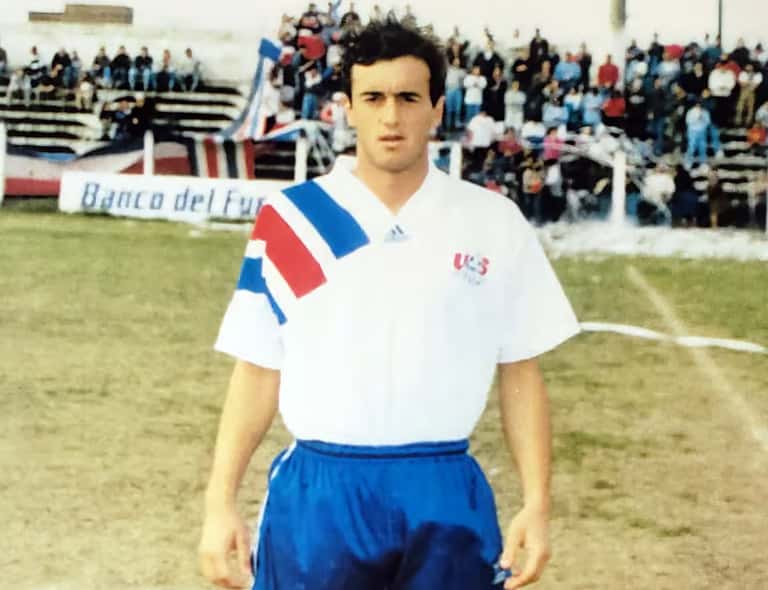 González, con camiseta de Ferro en cancha de Santamarina, en la previa a un clásico.