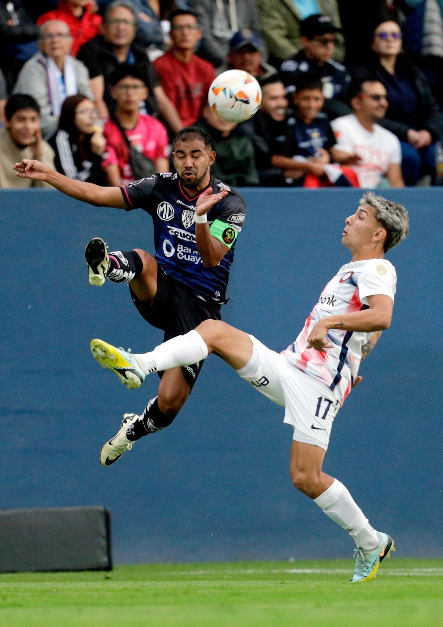 Irala va contra Sornoza, en el partido que San Lorenzo perdió en Ecuador.