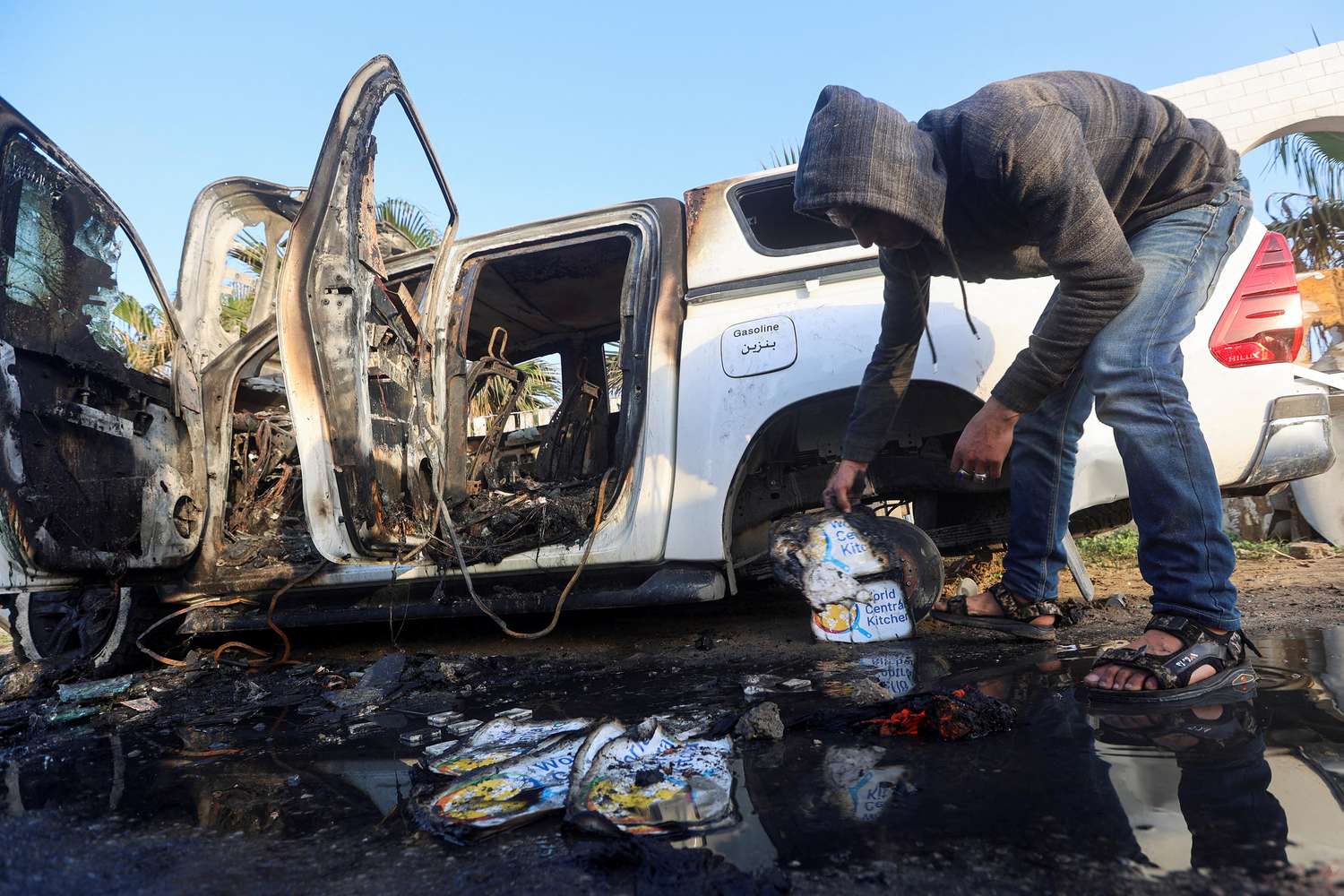 Un palestino observa un vehículo donde los colaboradores de World Central Kitchen (WCK), incluidos extranjeros, murieron en un ataque aéreo israelí.