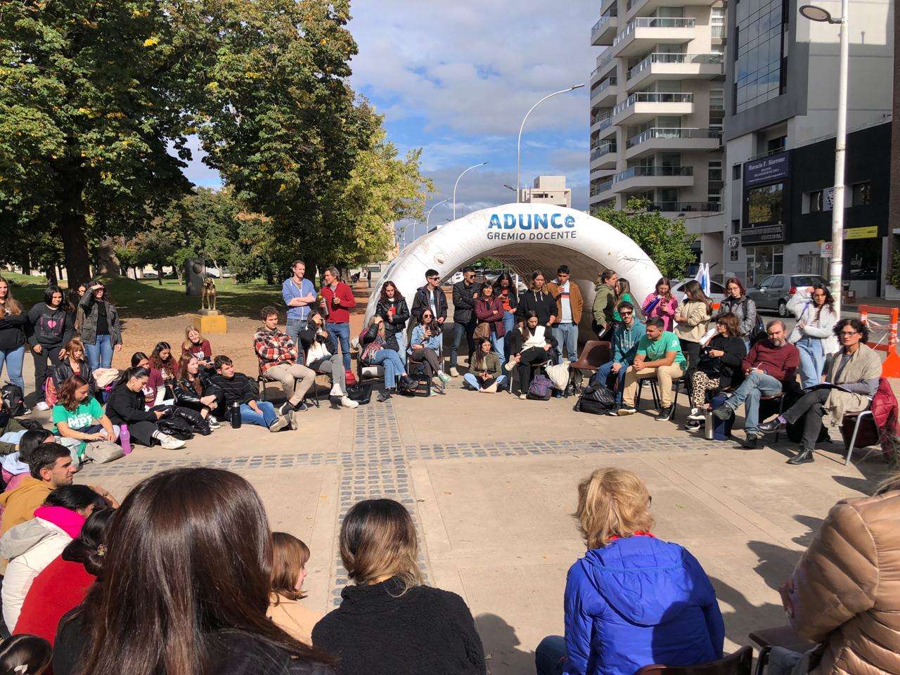 Clases públicas en la Plaza Independencia para manifestarse en contra del ajuste a las universidades nacionales.