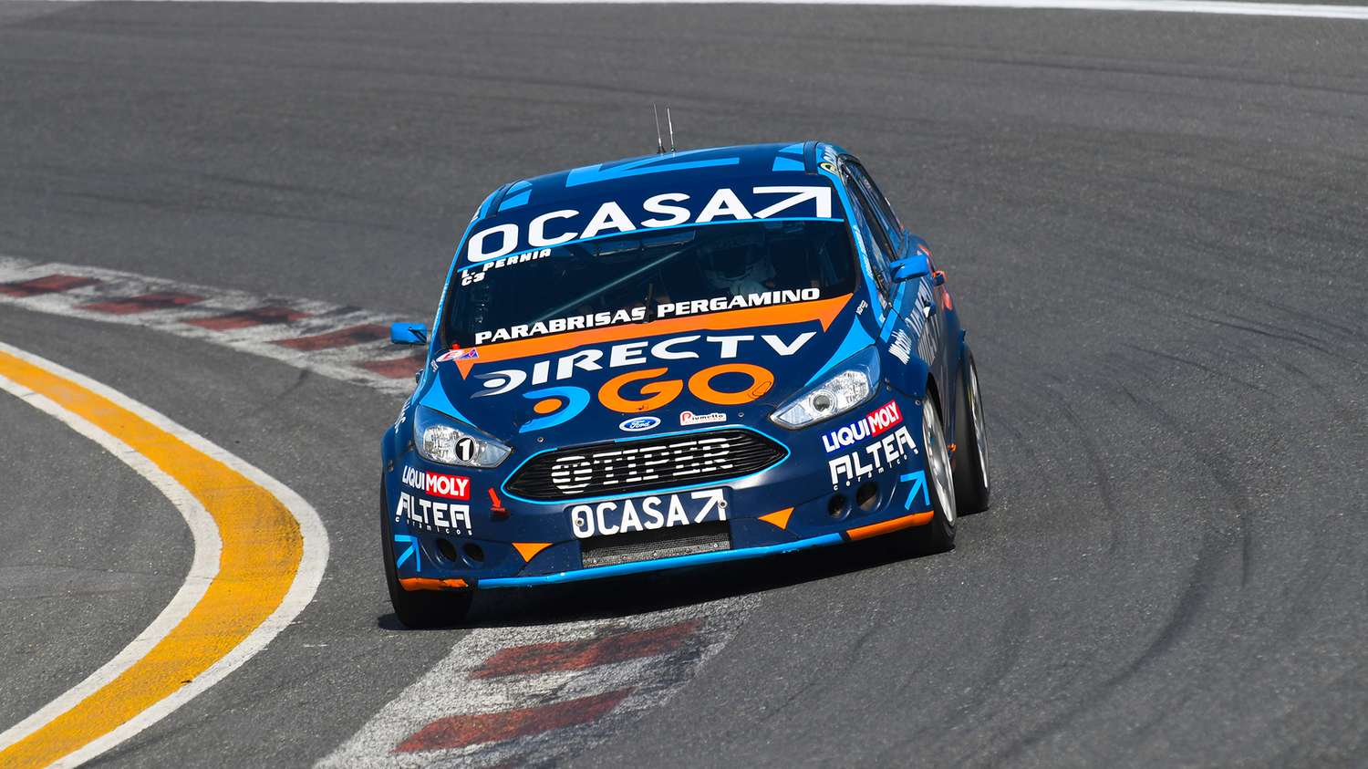 Leonel Pernía en acción en el autódromo de Rosario.