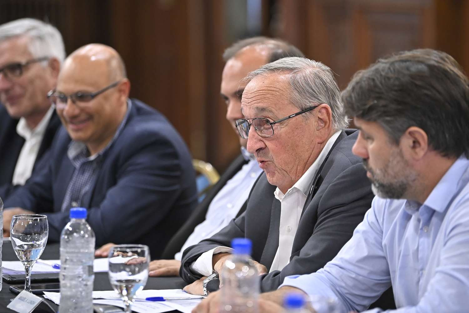 Miguel Lunghi durante la reunión de trabajo junto al Gobernador y parte del gabinete.