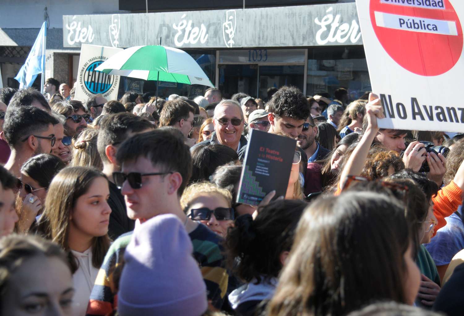 El intendente encabezó la columna de la Franja Morada, sector radical universitario, durante la marcha educativa de este martes.