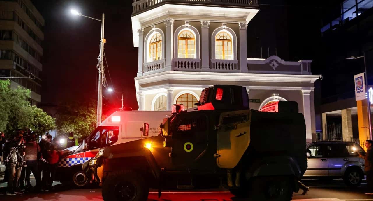 Vehículos militares rodearon la embajada mexicana en Quito.