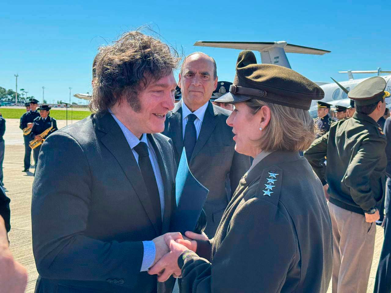 Javier Milei participó de un acto en la Aeroestación Militar Aeroparque, junto a la General del Ejército de los Estados Unidos, Laura Richardson.