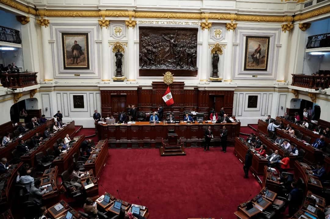 El Congreso peruano rechazó dos proyectos para debatir la destitución presidencial.