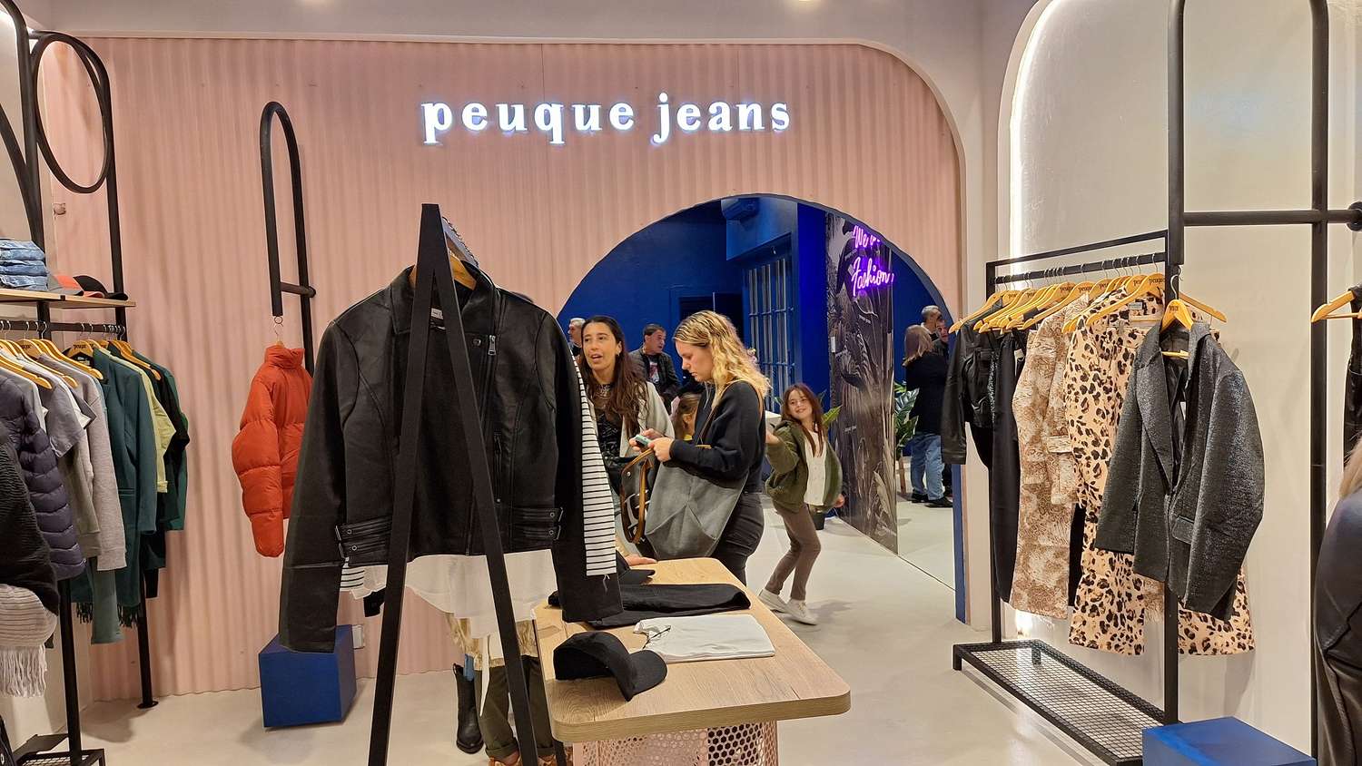 Peuque Jeans inauguró su local exclusivo en Tandil, con propuestas que marcan tendencia