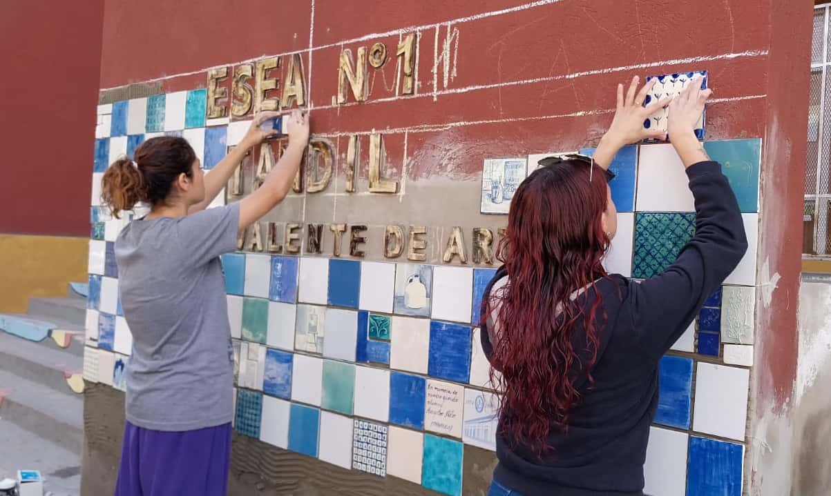 Alumnos, ex alumnos y personal docente realizaron un mural de azulejos en Polivalente