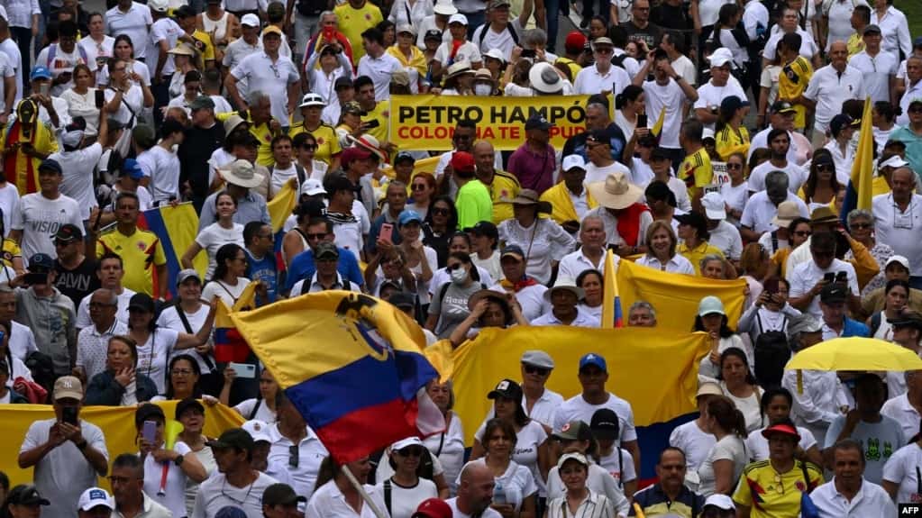 Masiva protesta en Colombia contra las políticas del presidente Petro