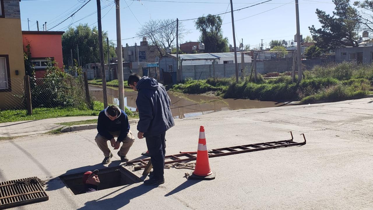 Personal municipal trabaja en la limpieza de los desagües de calle Formosa.