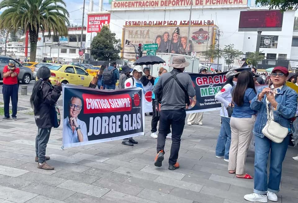Simpatizantes del exvicepresidente, Jorge Glas, se manifestaron frente a la Embajada de México en Quito.