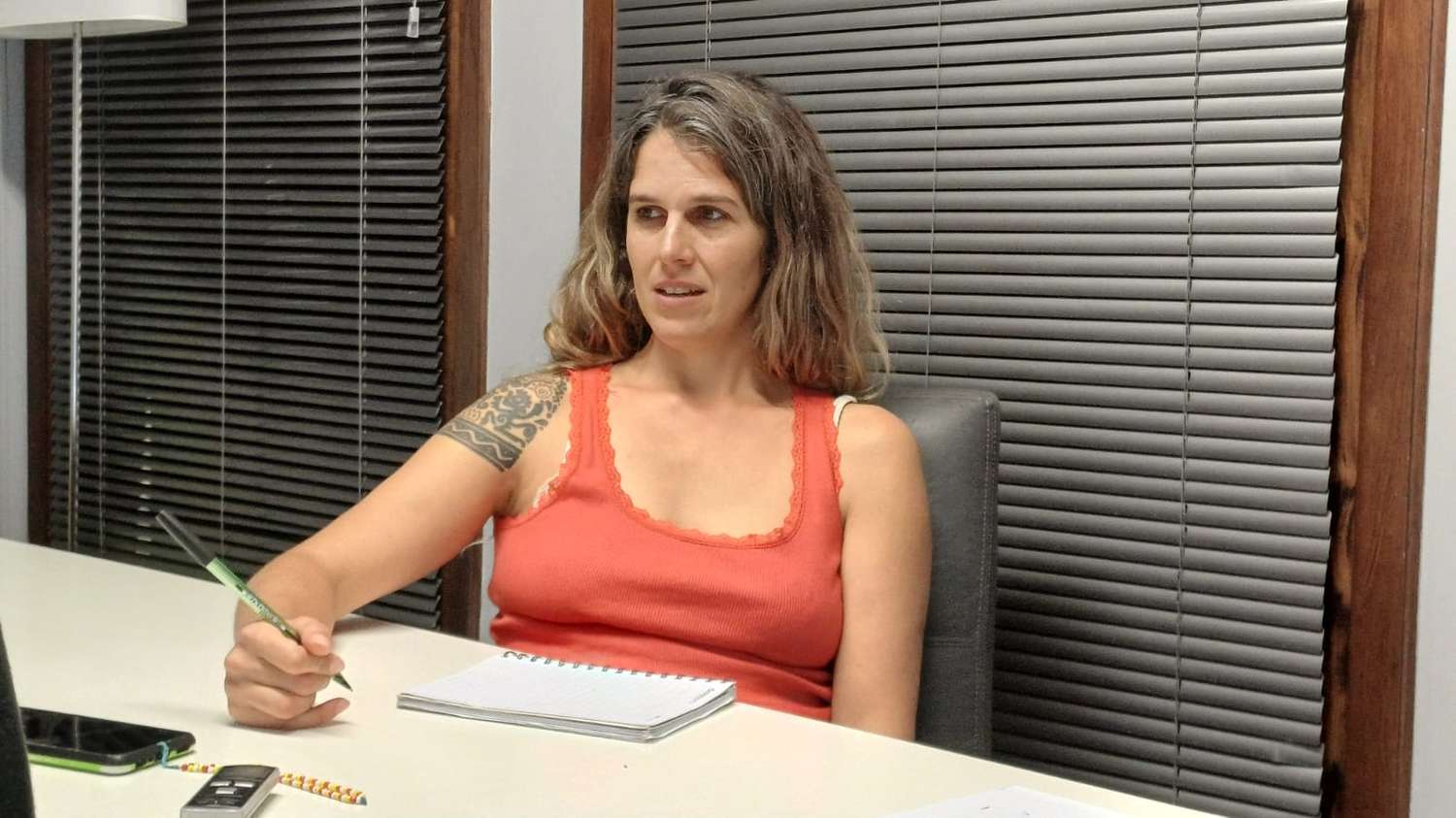 Victoria de Estrada, una de las técnicas de Agricultura Familiar, espera con angustia confirmación sobre su futuro laboral.